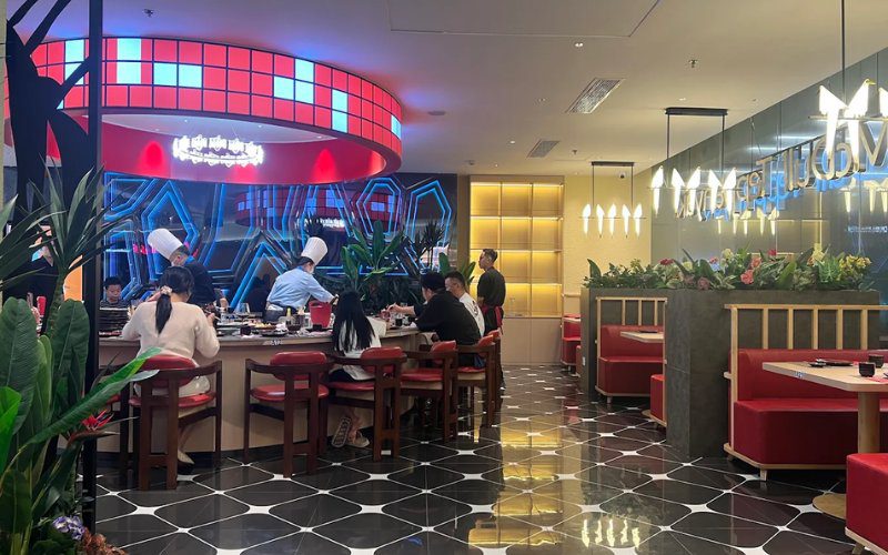 Không gian bếp mở hiện đại và ấm cúng tại McDull Teppanyaki