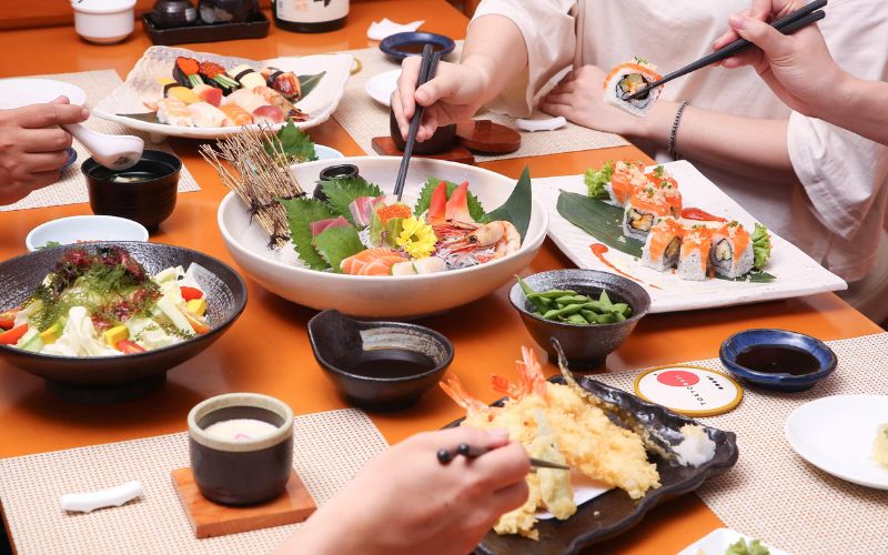 Thực đơn đa dạng với sushi, sashimi tươi ngon