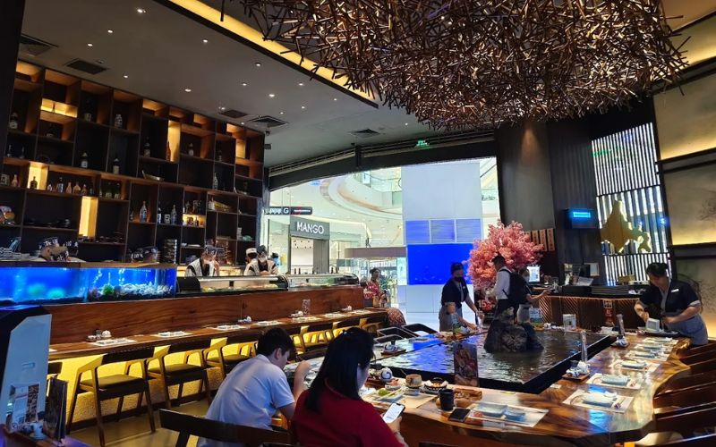 Sushi Hokkaido Sachi nổi bật với tông gỗ ấm áp và những chi tiết trang trí mang đậm dấu ấn xứ Phù Tang
