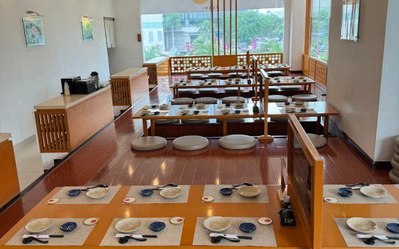 Tokyo Deli được thiết kế tinh giản với tone màu nâu vàng chủ đạo