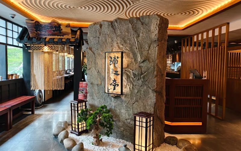 Không gian chuẩn phong cách Nhật Bản với thiết kế tinh gọn, sạch sẽ và dễ chịu của Sushi Uraetei