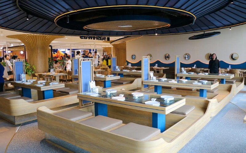 SushiWay sở hữu thiết kế hiện đại với tông màu vàng và xanh chủ đạo
