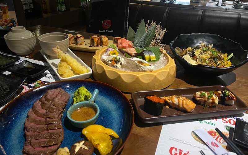 Menu tại Uchi Sushi khá đa dạng, từ sashimi, sushi đến các món nướng và salad