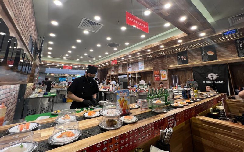 Quầy bếp mở của Mikado Sushi giúp thực khách có thể trực tiếp quan sát quá trình chế biến