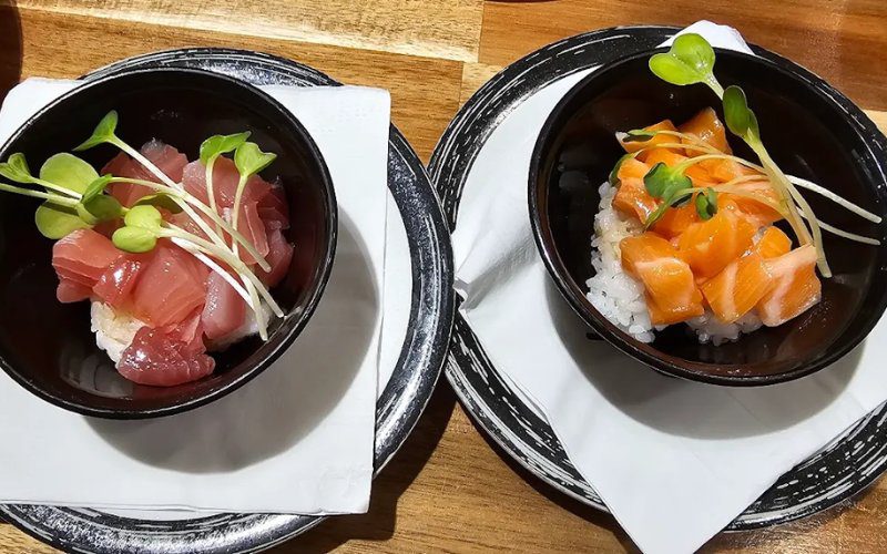 Các món sushi và sashimi ở đây được đánh giá cao, đặc biệt là sashimi cá hồi béo ngậy tan chảy
