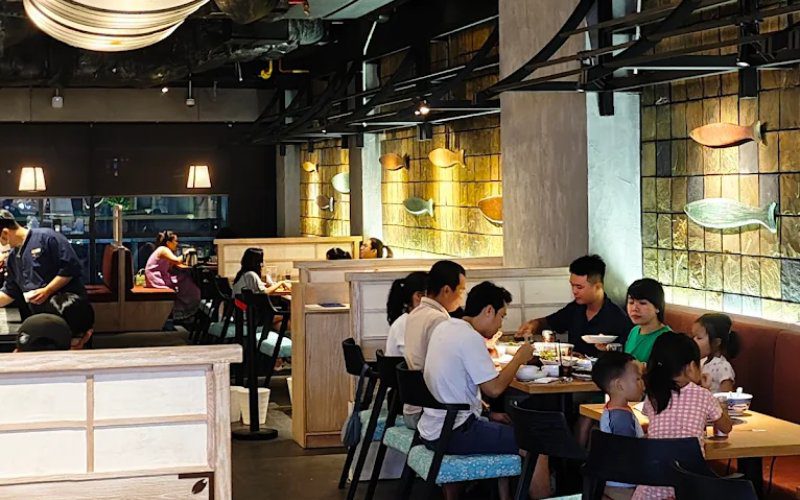 Chiyoda Sushi Waku Waku có không gian ấm cúng và tinh tế