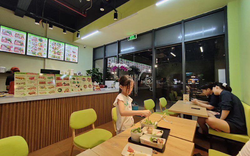Không gian gọn gàng và sạch sẽ của Sushi VinRoll