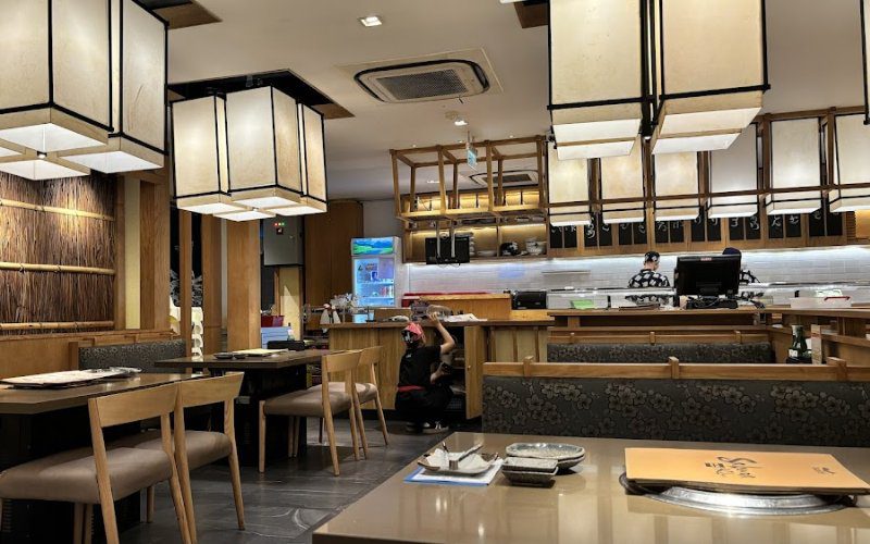 Không gian mang đậm phong cách Nhật với đèn lồng và nội thất gỗ ấm cúng