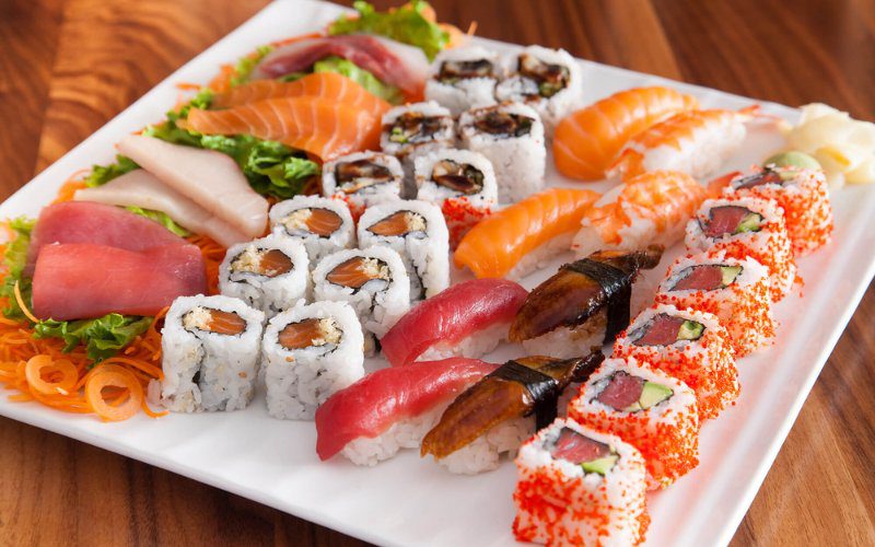 Sushi, sashimi tươi ngon và các món đặc sắc được trình bày đẹp mắt