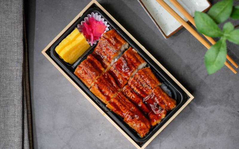 Lươn nướng Unagi chuẩn Nhật, sashimi và yakitori đa dạng, món ăn trình bày trang nhã