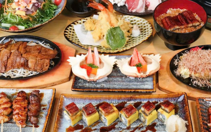 Menu đa dạng từ sushi, sashimi đến tempura được trình bày tinh tế