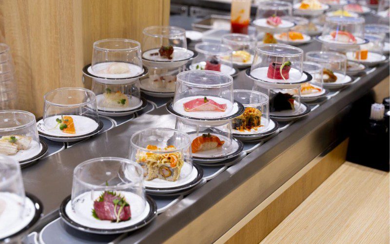 Menu tại YUMA sushi đa dạng với các loại sushi, sashimi đồng giá
