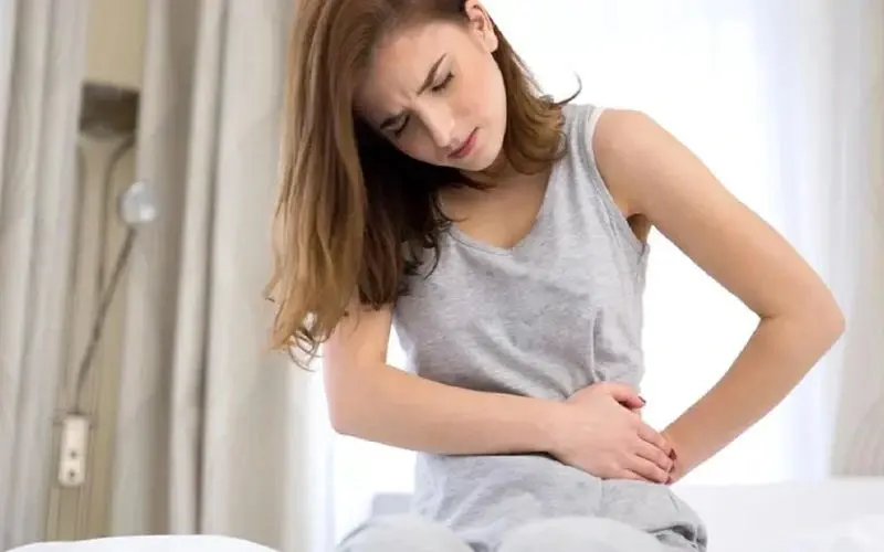 Thiếu chất xơ trong đồ ăn vặt khiến hệ tiêu hóa trì trệ và dễ táo bón