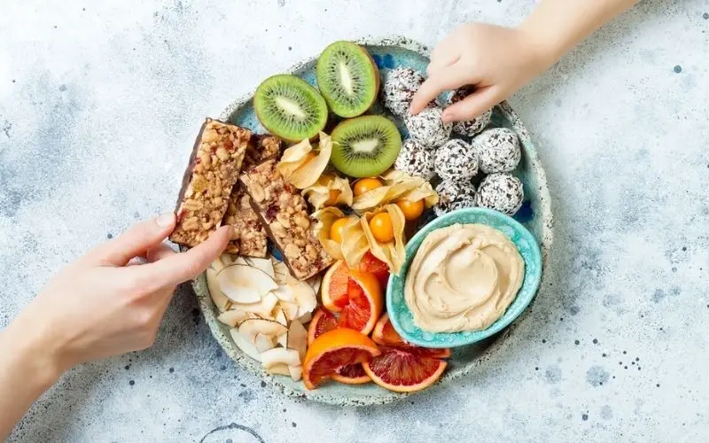 Proper snacking helps supplement vitamins, stabilize blood sugar, and reduce stress