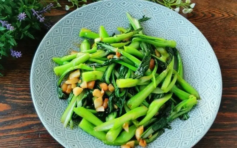 Choysum stir-fried with garlic is refreshing, easy to make, and nutritious