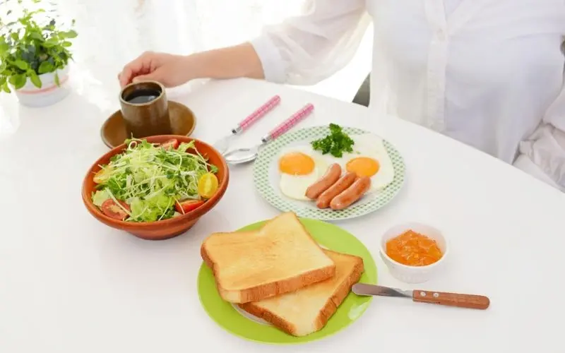 A balanced breakfast should combine protein, fiber, vitamins, and healthy fats