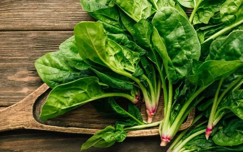 Washing and cooking thoroughly helps reduce oxalates in spinach, protecting health