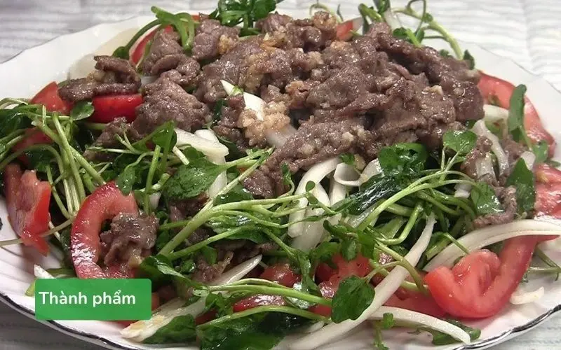 Thành phẩm bò trộn xà lách xoong màu sắc bắt mắt, rau giòn ngọt
