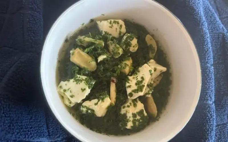 Canh chay cải xoăn nấu nấm và đậu non thanh đạm và dễ ăn