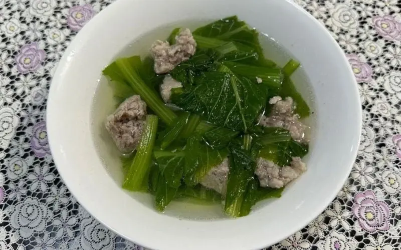 Canh cải xoăn thịt viên với nước dùng đậm đà và rau mềm giòn