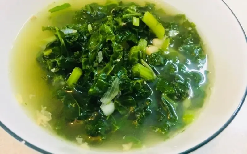 Canh cải xoăn nấu nước xương gà ngọt thanh và bổ dưỡng