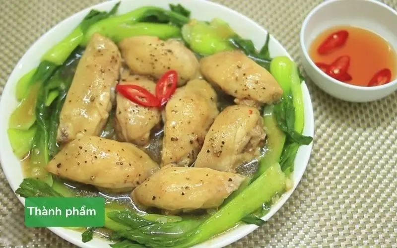 Món gà hấp cải thìa thơm ngon, thịt gà mềm ngọt và cải thìa giòn tươi