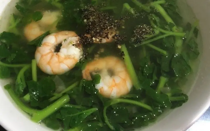 Watercress soup with fresh shrimp, featuring a refreshing green color and sweet, tender shrimp