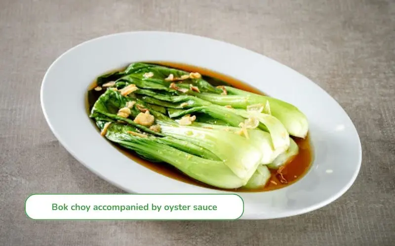 Stir-fried bok choy with oyster sauce is rich, retaining the natural sweetness of the vegetable