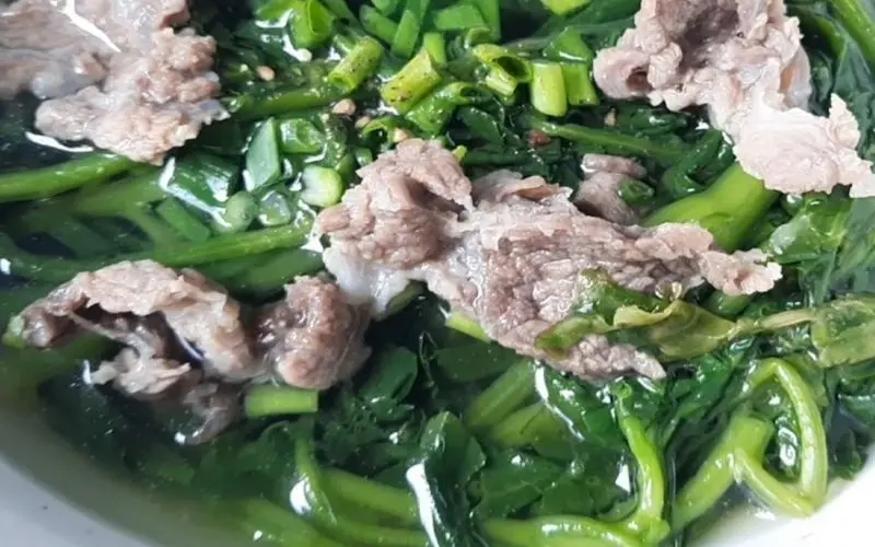 Canh xà lách xoong thịt bò chín mềm, rau xanh giòn ngọt