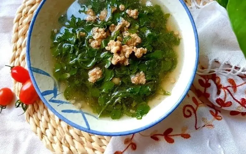 Canh xà lách xoong thịt băm đơn giản, nước trong, rau vừa chín