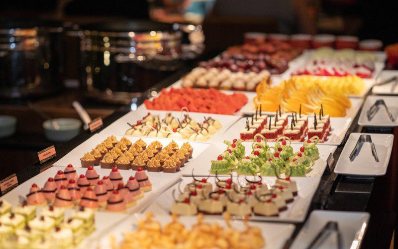 Quầy buffet cần được chú trọng bày trí để thu hút khách hàng