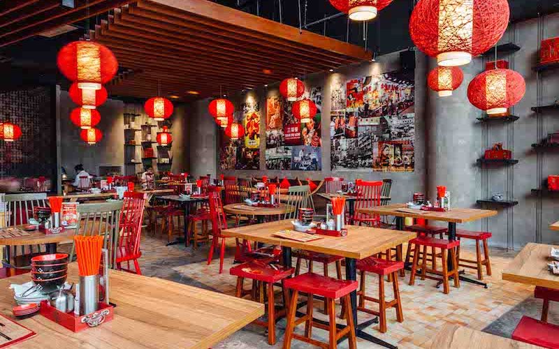 Không gian rực rỡ với đèn lồng đỏ và nội thất gỗ