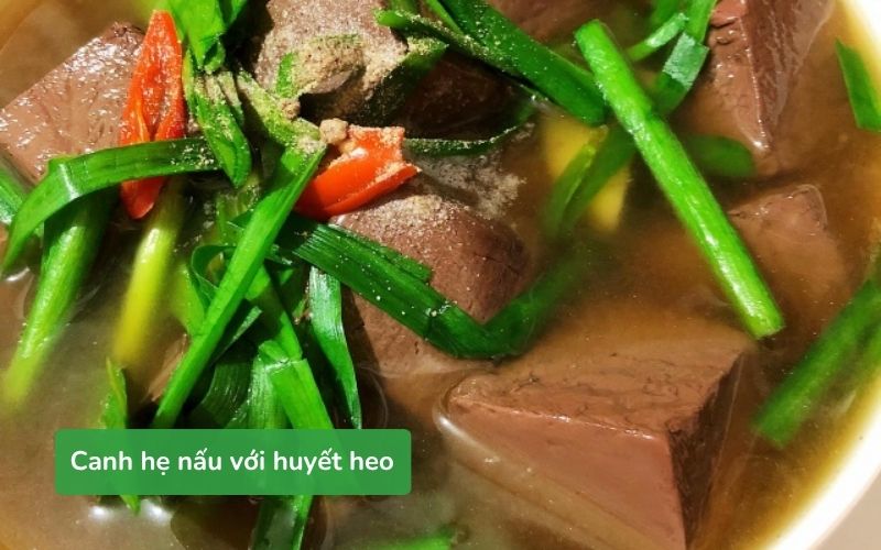 Canh hẹ nấu với huyết heo