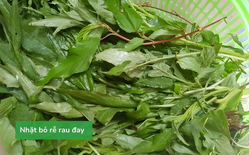 Nhặt bỏ rễ rau đay