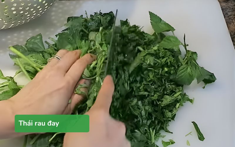 Thái rau đay thành từng khúc vừa ăn