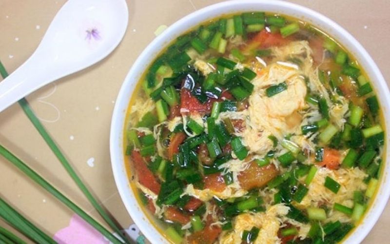 Món canh hẹ đậu hũ trứng thanh mát, mềm béo
