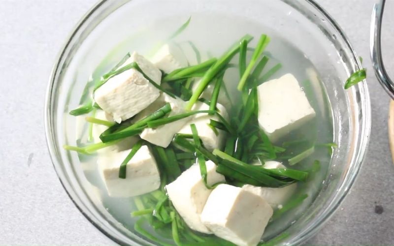 Món canh hẹ đậu hũ thơm ngon, thanh mát