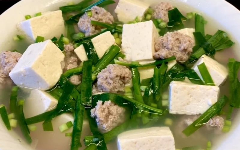 Món canh hẹ đậu hũ thịt băm ngọt thanh. hấp dẫn