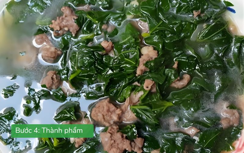 Tô canh rau đay nấu thịt bò nóng hổi, thơm ngon, xanh tươi hấp dẫn.