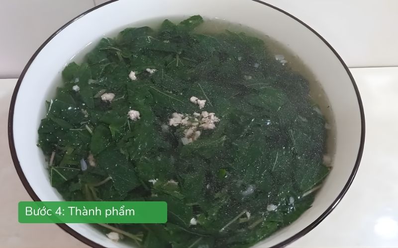 Tô canh rau đay nấu thịt băm nóng hổi, thơm ngon, màu xanh tươi hấp dẫn.