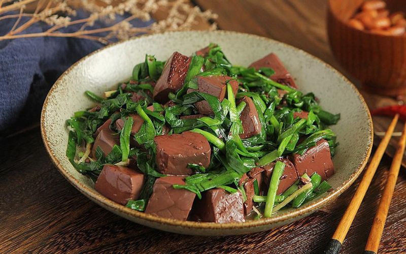 Huyết xào giá hẹ có tác dụng gì?