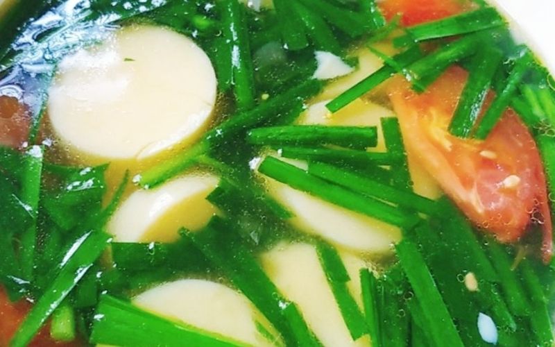 Beautiful and delicious tomato tofu and chive soup
