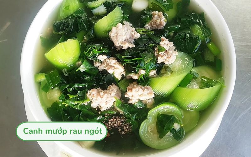Canh mướp rau ngót với mướp xanh mềm, rau ngót chín tới và nước canh trong, thanh mát