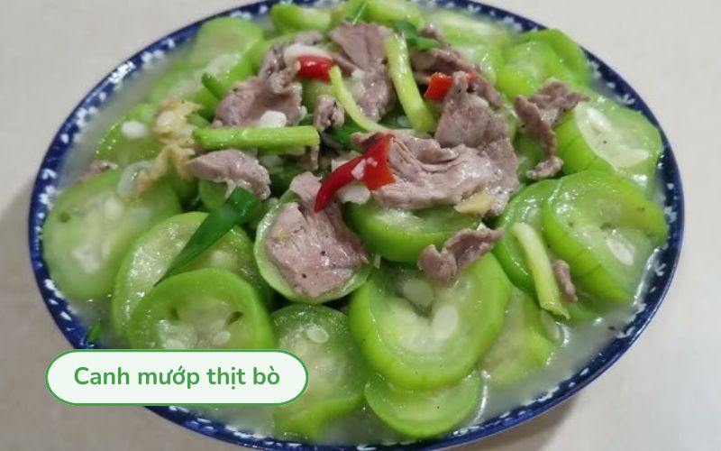 Canh mướp thịt bò với mướp xanh mềm và thịt bò chín vừa, nước canh trong và thanh mát