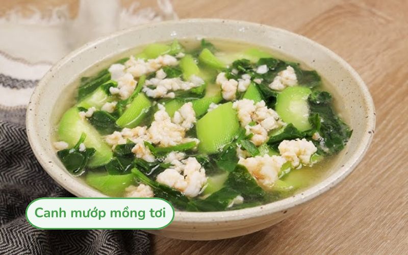 Canh mướp thịt bò với mướp xanh mềm và thịt bò chín vừa, nước canh trong và thanh mát