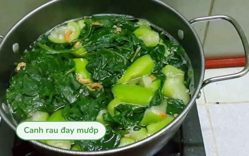 Canh rau đay mướp với mướp mềm, rau đay xanh tươi, nước canh thanh mát và hơi nhớt tự nhiên