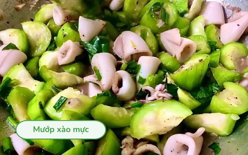 Món mướp xào mực tươi ngon, mướp xanh mướt hòa cùng miếng mực trắng dai