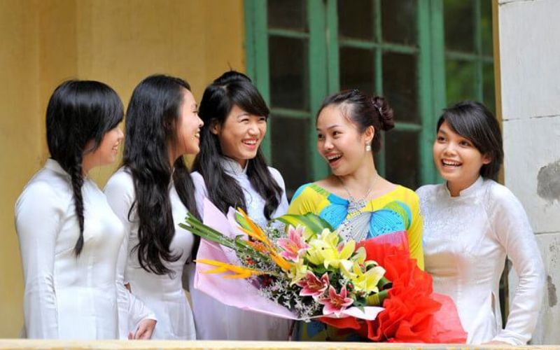 Học sinh tặng hoa và thiệp chúc mừng thầy cô nhân Ngày Nhà giáo Việt Nam 20/11