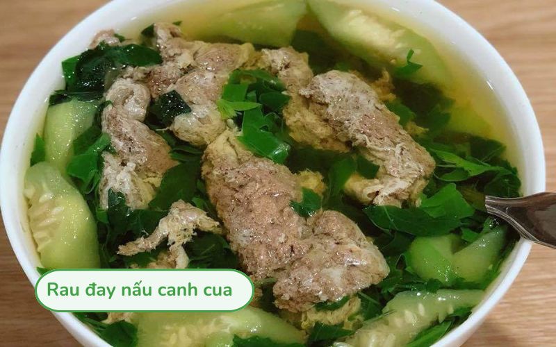 Canh cua rau đay nóng hổi với gạch cua vàng, mướp xanh và rau đay mềm hấp dẫn.