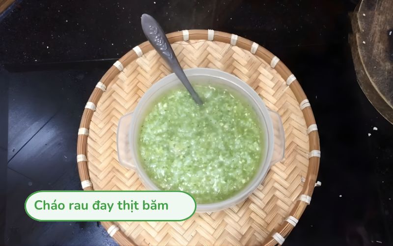 Cháo rau đay thịt băm mềm mịn, xanh tươi, thơm ngọt.